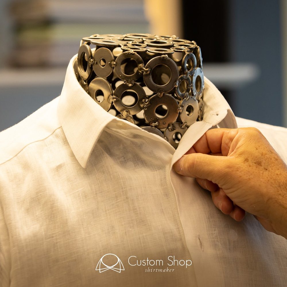 Ajuste do colarinho em camisa de linho — Custom Shop